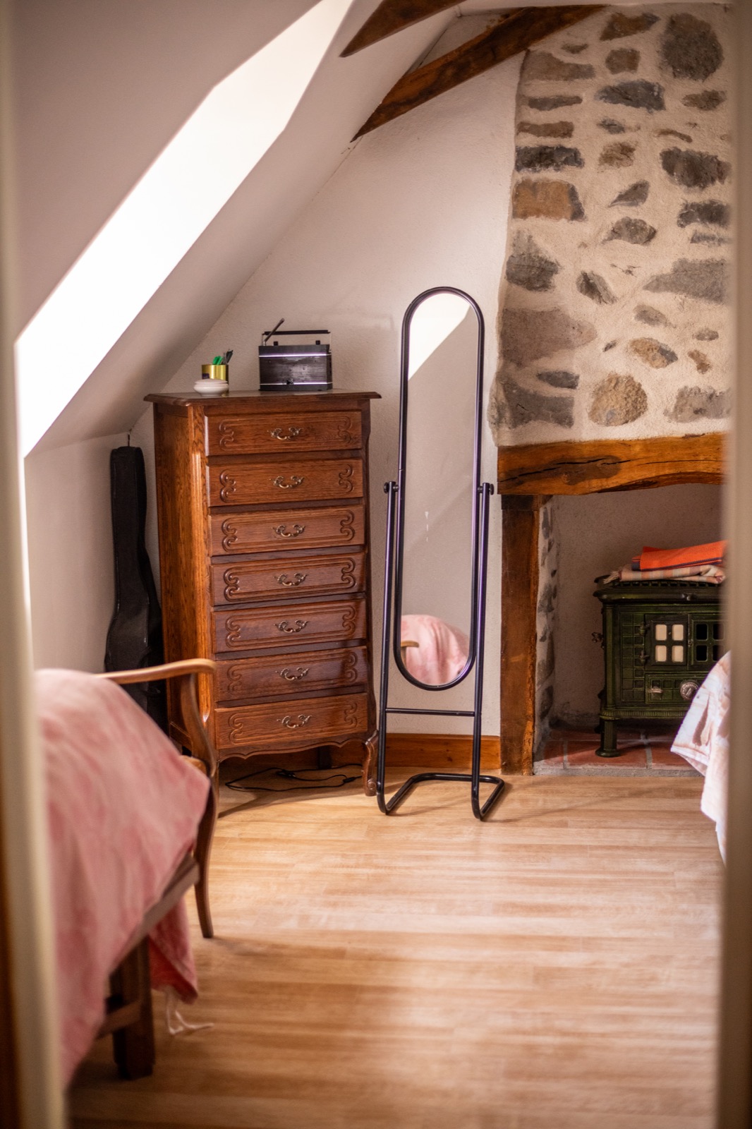 Chambre mansardée aux murs de pierre