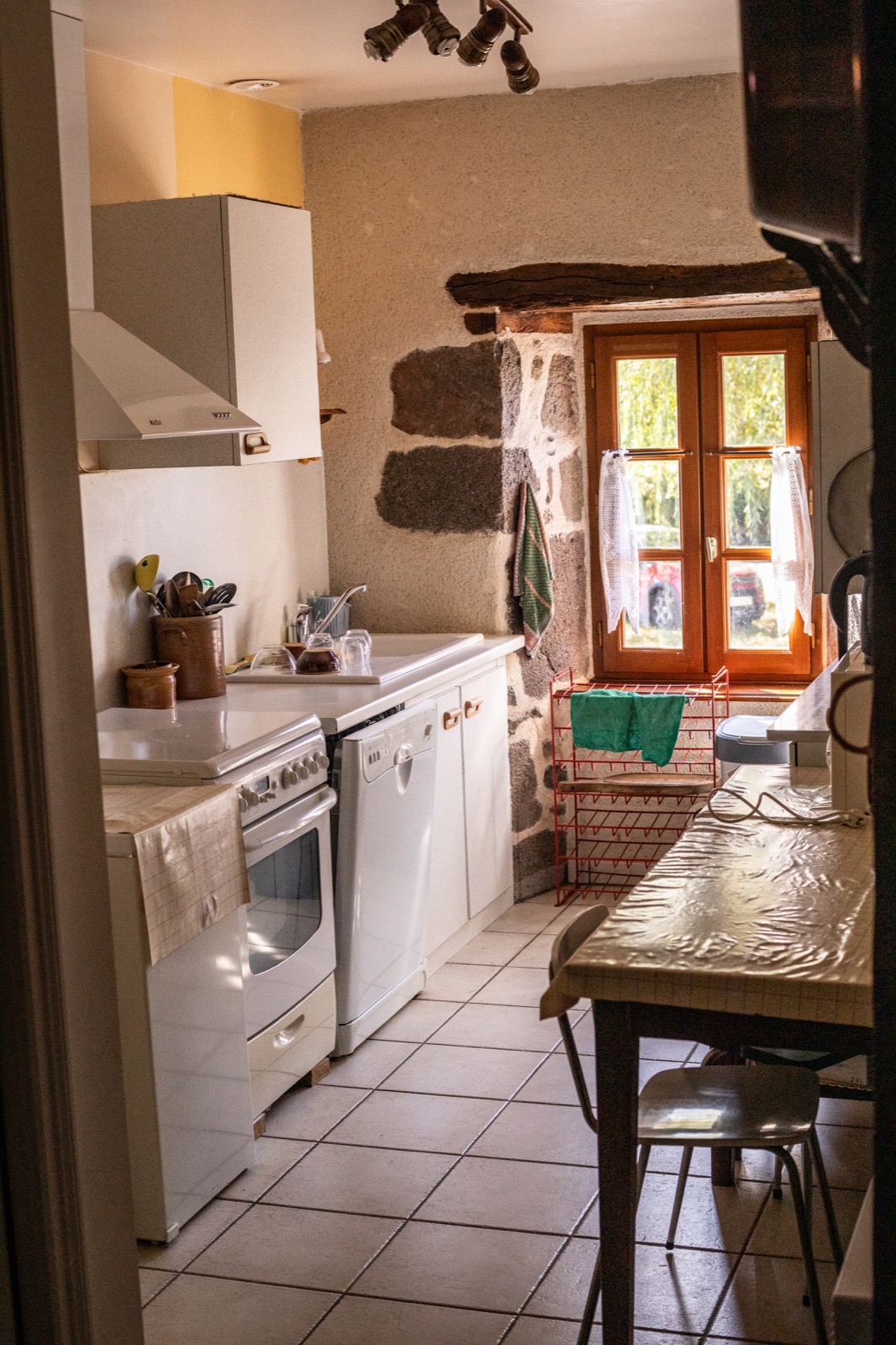 Cuisine équipée ouverte sur le jardin