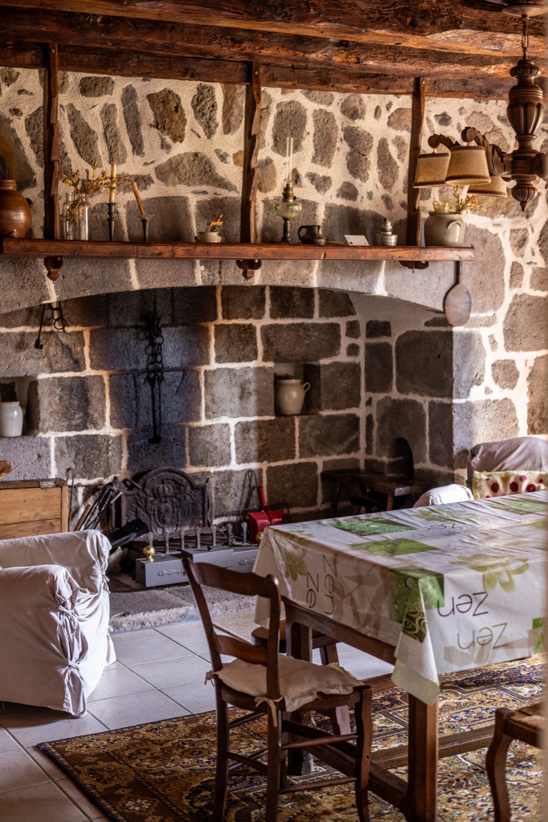 Cantou monumental en pierre